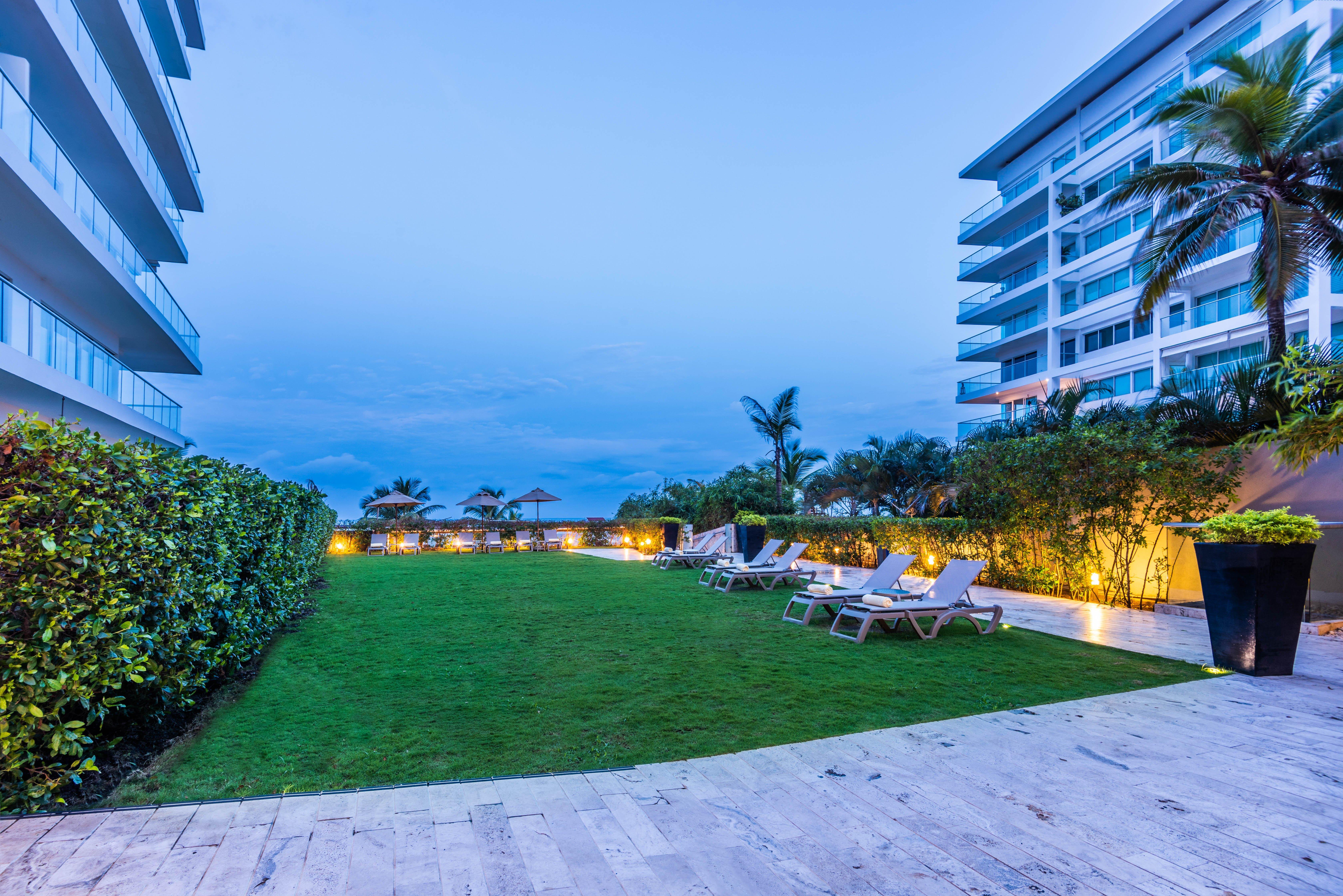Holiday Inn Cartagena Morros By Ihg Extérieur photo The lawn at the W South Beach