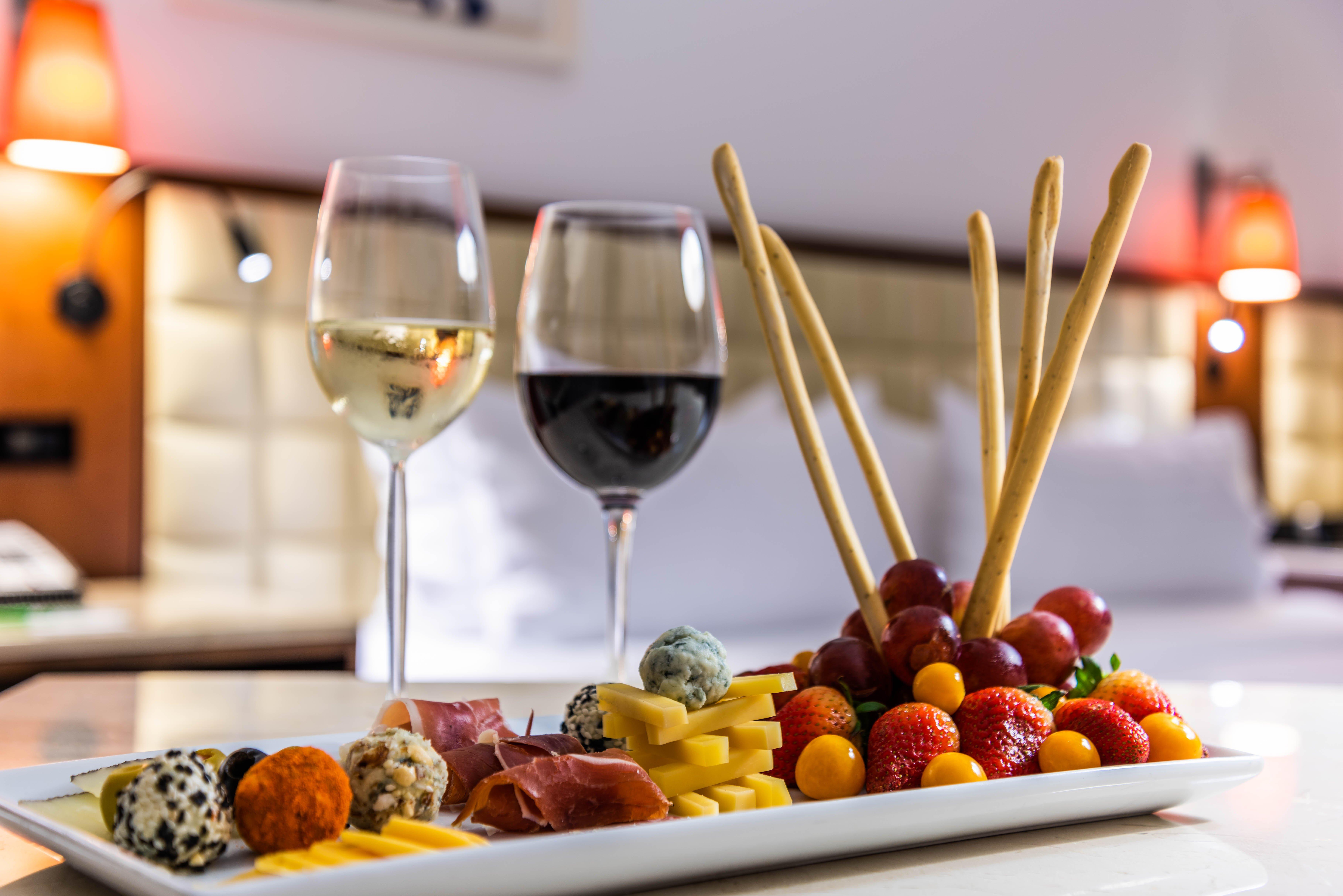 Holiday Inn Cartagena Morros By Ihg Extérieur photo A cheese platter with wine