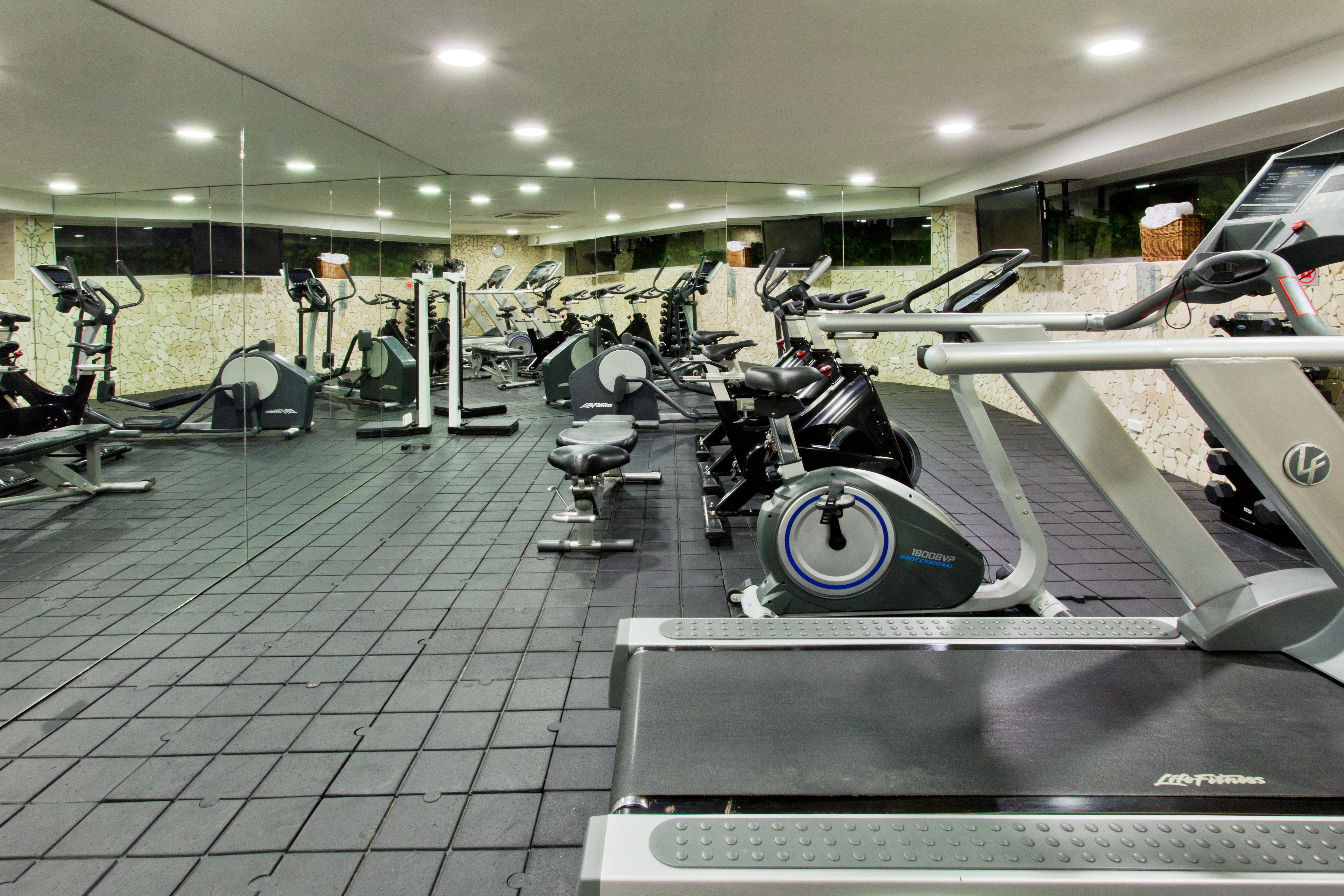 Holiday Inn Cartagena Morros By Ihg Extérieur photo A gym in a hotel