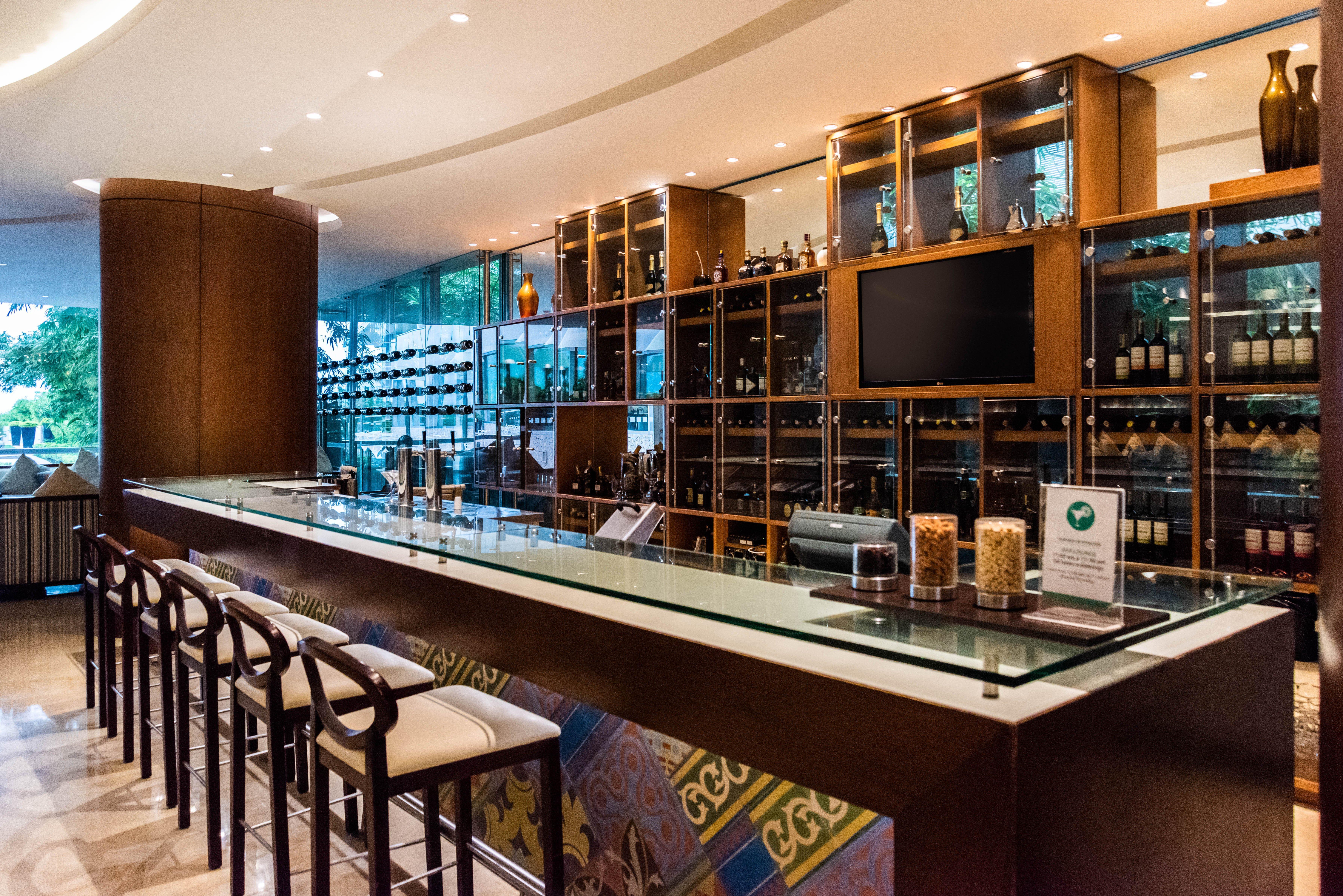 Holiday Inn Cartagena Morros By Ihg Extérieur photo The bar at the lobby